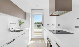 Ático moderno cerca de la playa con 3 dormitorios en venta en un complejo contemporáneo en San Pedro, Marbella 63618 