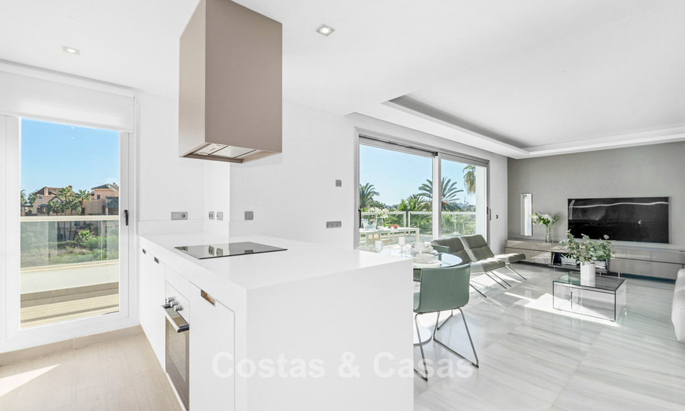 Ático moderno cerca de la playa con 3 dormitorios en venta en un complejo contemporáneo en San Pedro, Marbella 63619