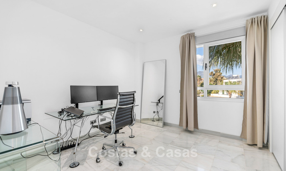 Ático moderno cerca de la playa con 3 dormitorios en venta en un complejo contemporáneo en San Pedro, Marbella 63622