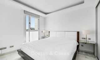 Ático moderno cerca de la playa con 3 dormitorios en venta en un complejo contemporáneo en San Pedro, Marbella 63624 