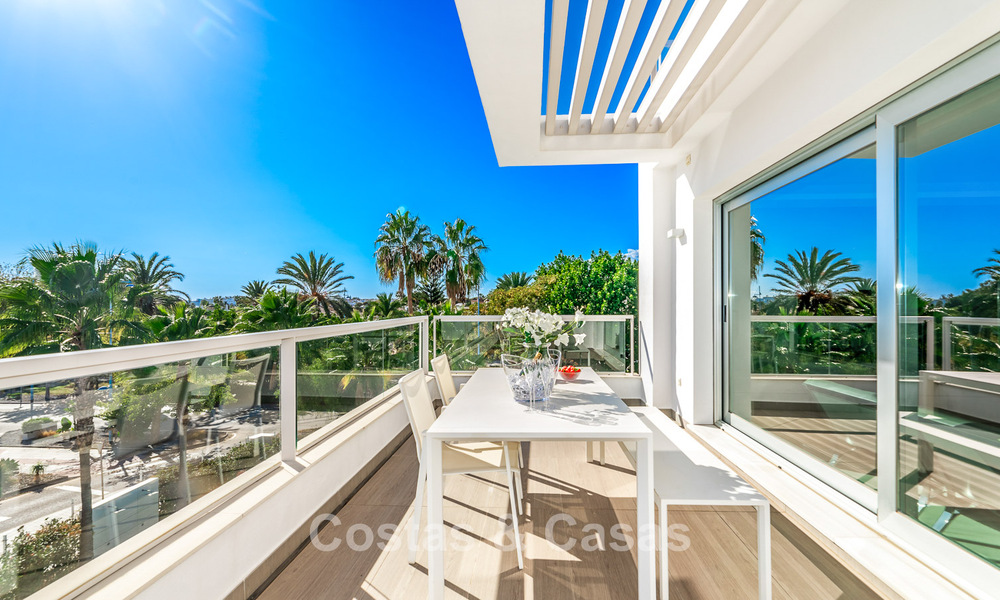 Ático moderno cerca de la playa con 3 dormitorios en venta en un complejo contemporáneo en San Pedro, Marbella 63625