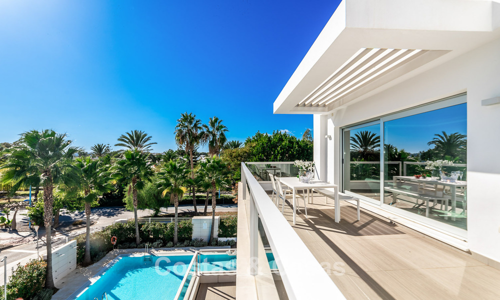 Ático moderno cerca de la playa con 3 dormitorios en venta en un complejo contemporáneo en San Pedro, Marbella 63626