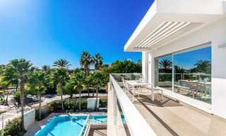 Ático moderno cerca de la playa con 3 dormitorios en venta en un complejo contemporáneo en San Pedro, Marbella 63626 