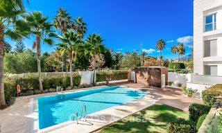 Ático moderno cerca de la playa con 3 dormitorios en venta en un complejo contemporáneo en San Pedro, Marbella 63627 