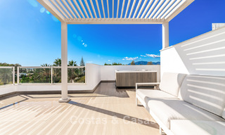 Ático moderno cerca de la playa con 3 dormitorios en venta en un complejo contemporáneo en San Pedro, Marbella 63629 