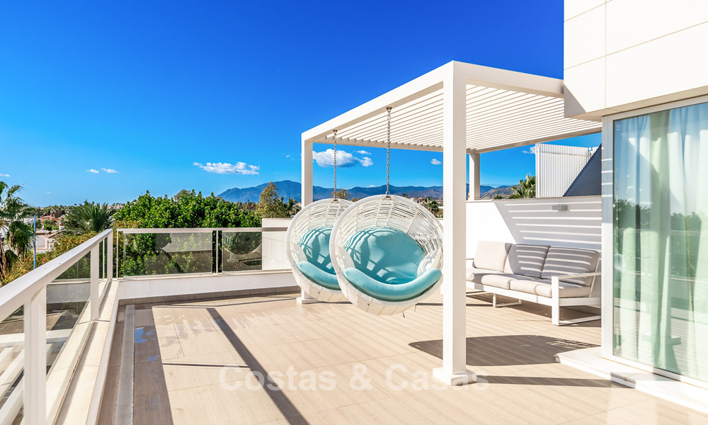 Ático moderno cerca de la playa con 3 dormitorios en venta en un complejo contemporáneo en San Pedro, Marbella 63630
