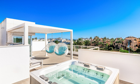 Ático moderno cerca de la playa con 3 dormitorios en venta en un complejo contemporáneo en San Pedro, Marbella 63631