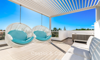 Ático moderno cerca de la playa con 3 dormitorios en venta en un complejo contemporáneo en San Pedro, Marbella 63632 