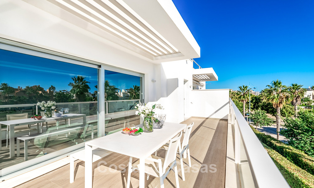 Ático moderno cerca de la playa con 3 dormitorios en venta en un complejo contemporáneo en San Pedro, Marbella 63634