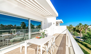 Ático moderno cerca de la playa con 3 dormitorios en venta en un complejo contemporáneo en San Pedro, Marbella 63634 