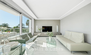 Ático moderno cerca de la playa con 3 dormitorios en venta en un complejo contemporáneo en San Pedro, Marbella 63636 