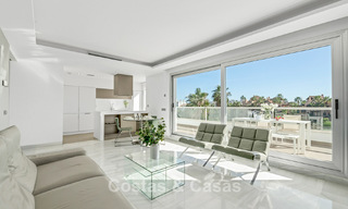 Ático moderno cerca de la playa con 3 dormitorios en venta en un complejo contemporáneo en San Pedro, Marbella 63637 