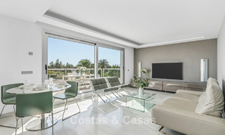 Ático moderno cerca de la playa con 3 dormitorios en venta en un complejo contemporáneo en San Pedro, Marbella 63638 