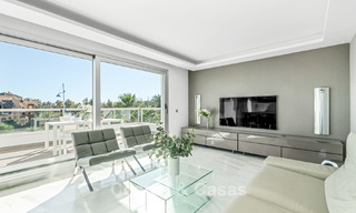 Ático moderno cerca de la playa con 3 dormitorios en venta en un complejo contemporáneo en San Pedro, Marbella 63639 