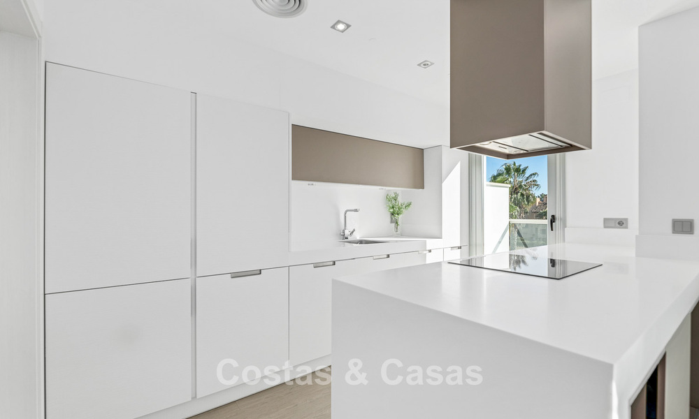 Ático moderno cerca de la playa con 3 dormitorios en venta en un complejo contemporáneo en San Pedro, Marbella 63641