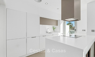 Ático moderno cerca de la playa con 3 dormitorios en venta en un complejo contemporáneo en San Pedro, Marbella 63641 