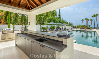 Amplia villa de lujo en venta con vistas al mar y comodidades de 5 estrellas en la Milla de Oro de Marbella 63650 