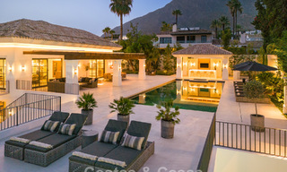 Amplia villa de lujo en venta con vistas al mar y comodidades de 5 estrellas en la Milla de Oro de Marbella 63700 