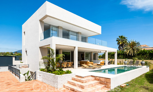 Villa nueva moderna en venta a pocos pasos de la playa y de todos los servicios en San Pedro, Marbella 66976