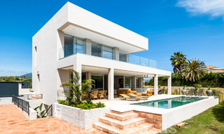 Villa nueva moderna en venta a pocos pasos de la playa y de todos los servicios en San Pedro, Marbella 66976 