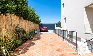 Villa nueva moderna en venta a pocos pasos de la playa y de todos los servicios en San Pedro, Marbella 66977 