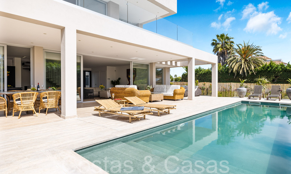 Villa nueva moderna en venta a pocos pasos de la playa y de todos los servicios en San Pedro, Marbella 66978
