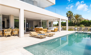 Villa nueva moderna en venta a pocos pasos de la playa y de todos los servicios en San Pedro, Marbella 66978 