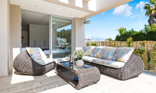 Villa nueva moderna en venta a pocos pasos de la playa y de todos los servicios en San Pedro, Marbella 66983 