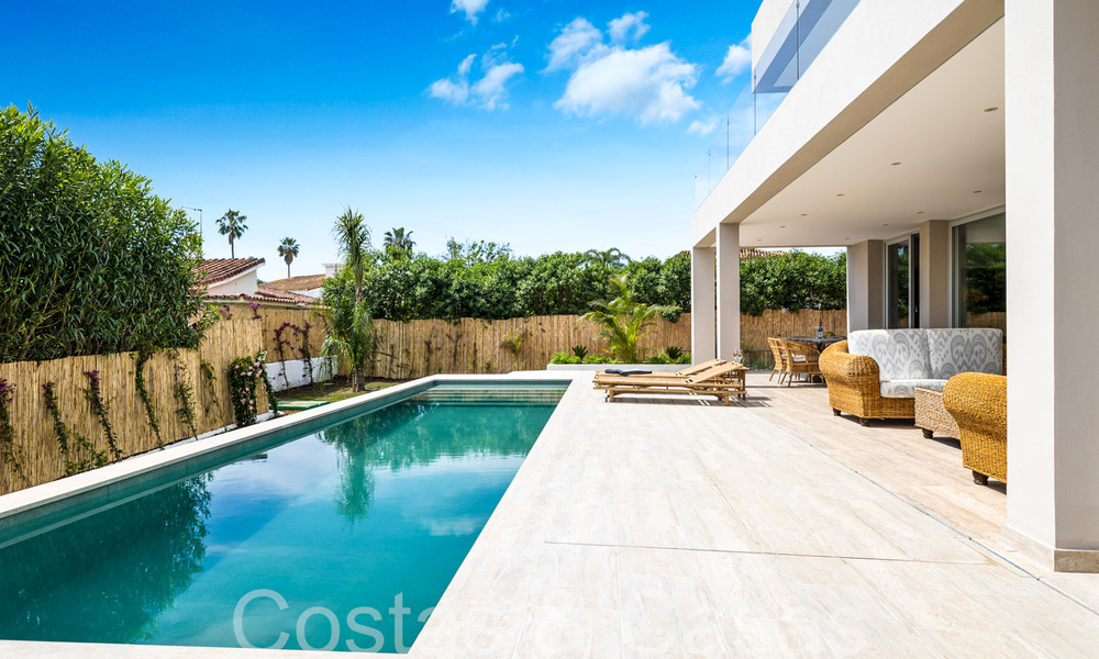 Villa nueva moderna en venta a pocos pasos de la playa y de todos los servicios en San Pedro, Marbella 66985