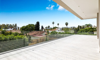 Villa nueva moderna en venta a pocos pasos de la playa y de todos los servicios en San Pedro, Marbella 66986 