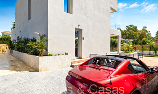 Villa nueva moderna en venta a pocos pasos de la playa y de todos los servicios en San Pedro, Marbella 66987 