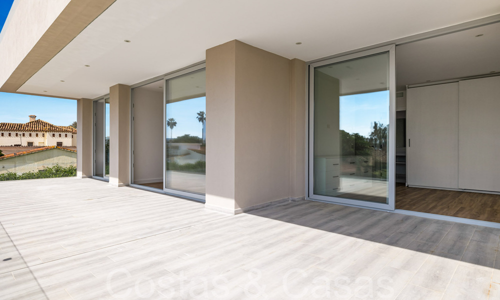 Villa nueva moderna en venta a pocos pasos de la playa y de todos los servicios en San Pedro, Marbella 66988