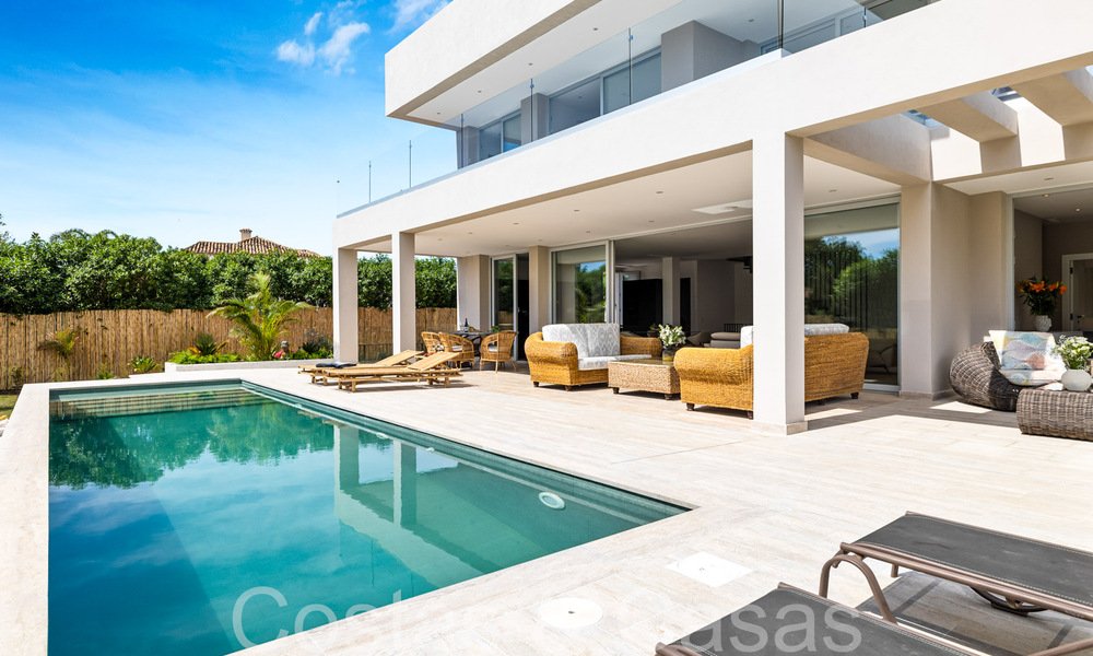 Villa nueva moderna en venta a pocos pasos de la playa y de todos los servicios en San Pedro, Marbella 66992