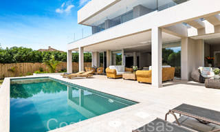 Villa nueva moderna en venta a pocos pasos de la playa y de todos los servicios en San Pedro, Marbella 66992 