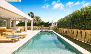 Villa nueva moderna en venta a pocos pasos de la playa y de todos los servicios en San Pedro, Marbella 66993 
