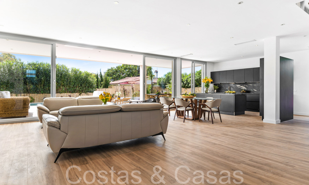 Villa nueva moderna en venta a pocos pasos de la playa y de todos los servicios en San Pedro, Marbella 66996