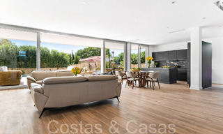 Villa nueva moderna en venta a pocos pasos de la playa y de todos los servicios en San Pedro, Marbella 66996 