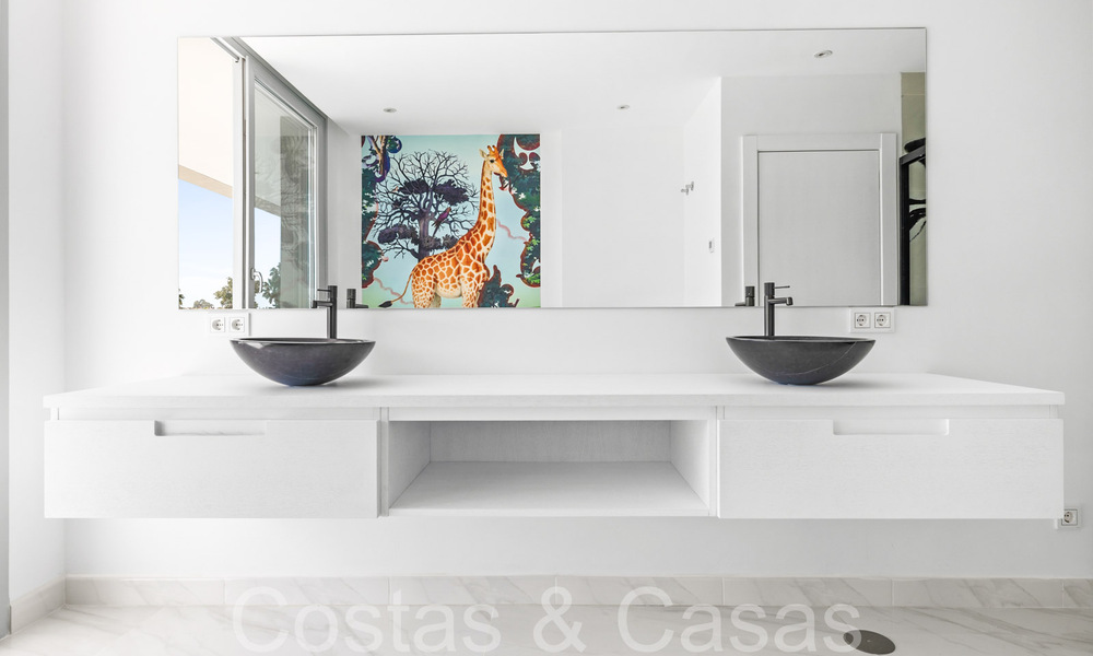Villa nueva moderna en venta a pocos pasos de la playa y de todos los servicios en San Pedro, Marbella 67018