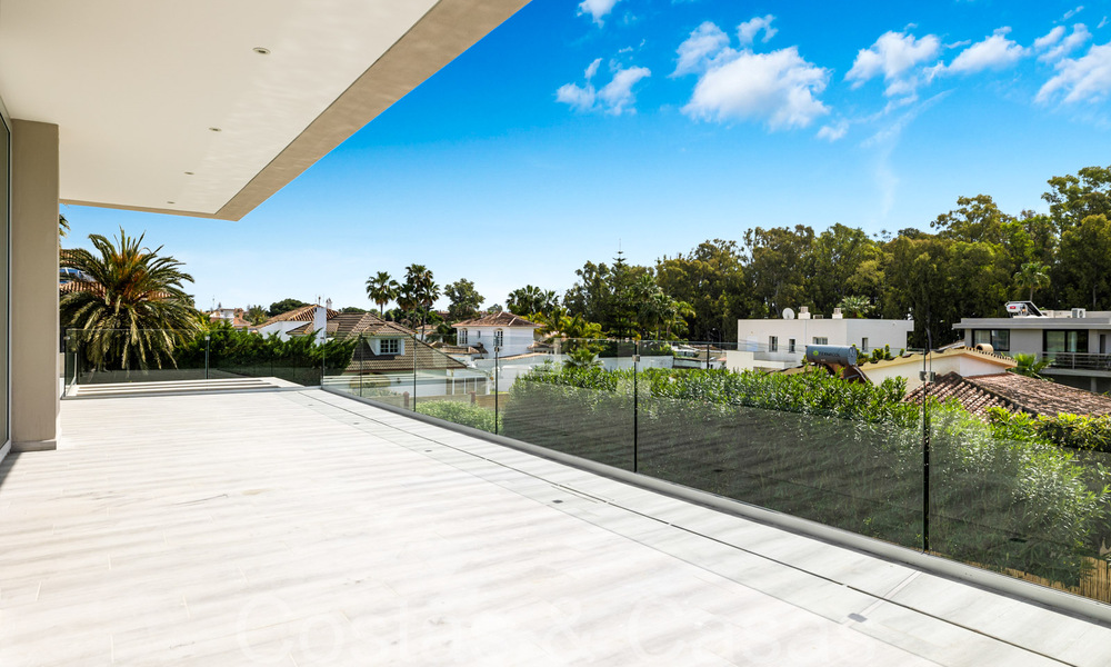 Villa nueva moderna en venta a pocos pasos de la playa y de todos los servicios en San Pedro, Marbella 67019