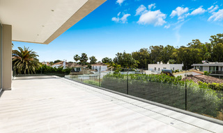 Villa nueva moderna en venta a pocos pasos de la playa y de todos los servicios en San Pedro, Marbella 67019 