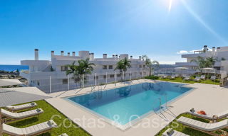 Apartamentos nuevos y contemporáneos con vistas panorámicas al mar en venta en complejo residencial cerrado cerca del centro de Estepona 63798 