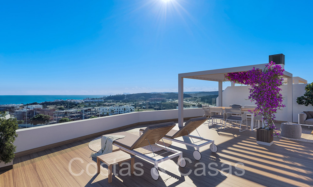 Apartamentos nuevos y contemporáneos con vistas panorámicas al mar en venta en complejo residencial cerrado cerca del centro de Estepona 63800