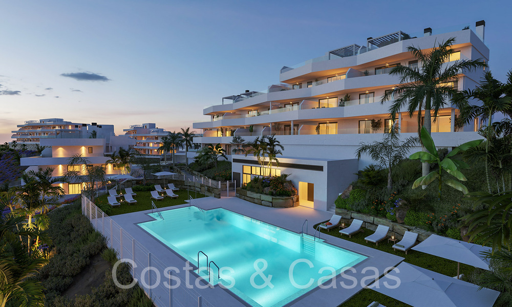 Apartamentos nuevos y contemporáneos con vistas panorámicas al mar en venta en complejo residencial cerrado cerca del centro de Estepona 63801