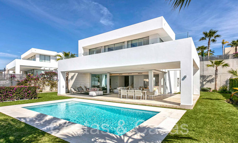 Villa contemporánea de lujo en venta en una urbanización privilegiada y segura en Marbella Este 63828