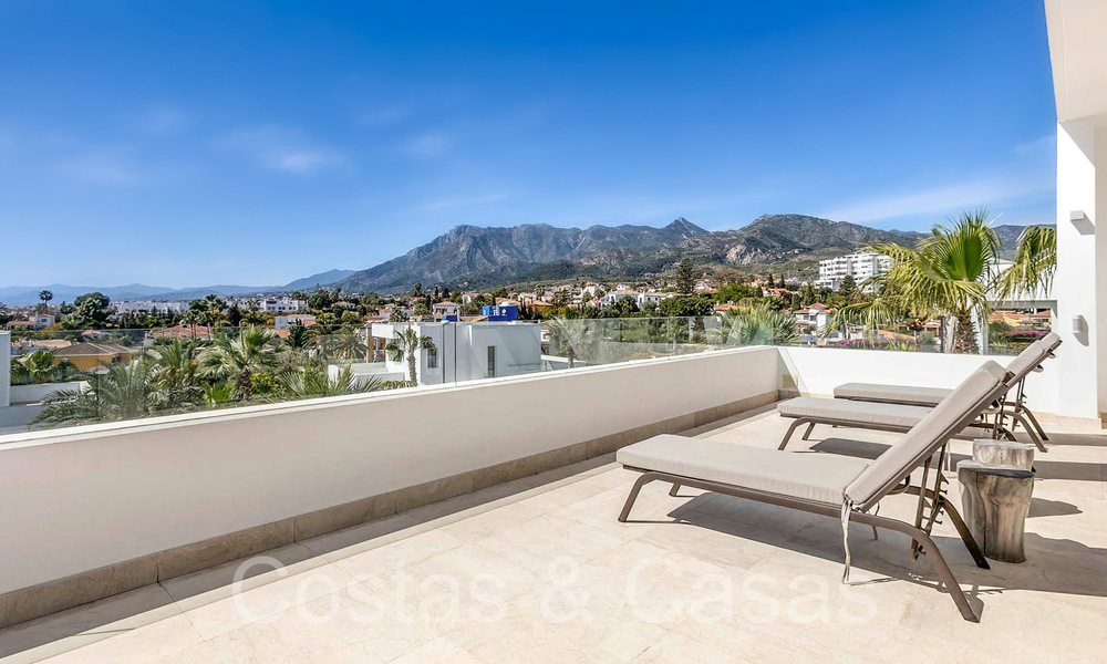 Villa contemporánea de lujo en venta en una urbanización privilegiada y segura en Marbella Este 63829