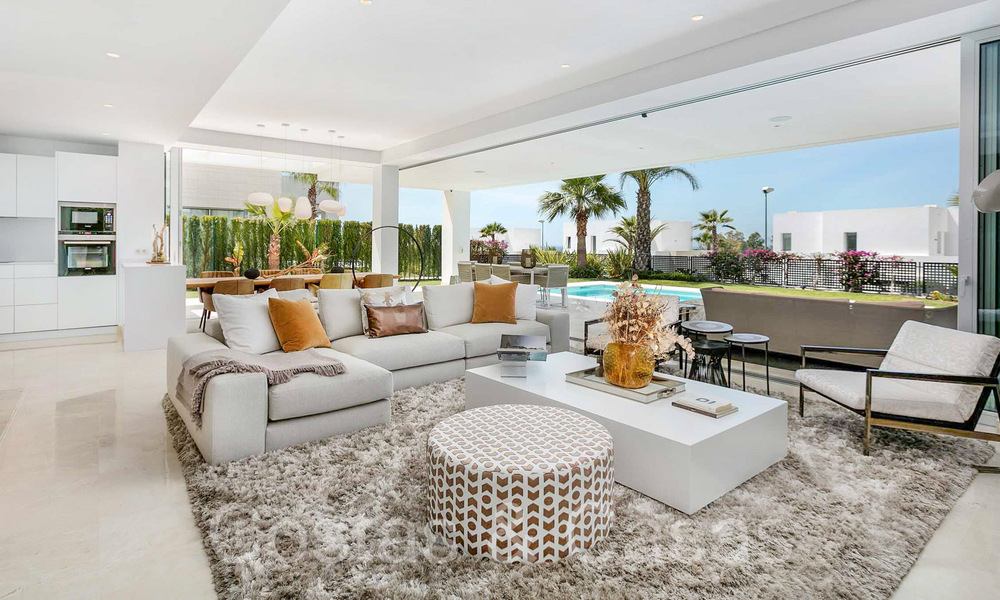Villa contemporánea de lujo en venta en una urbanización privilegiada y segura en Marbella Este 63831