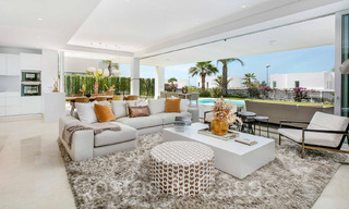 Villa contemporánea de lujo en venta en una urbanización privilegiada y segura en Marbella Este 63831 