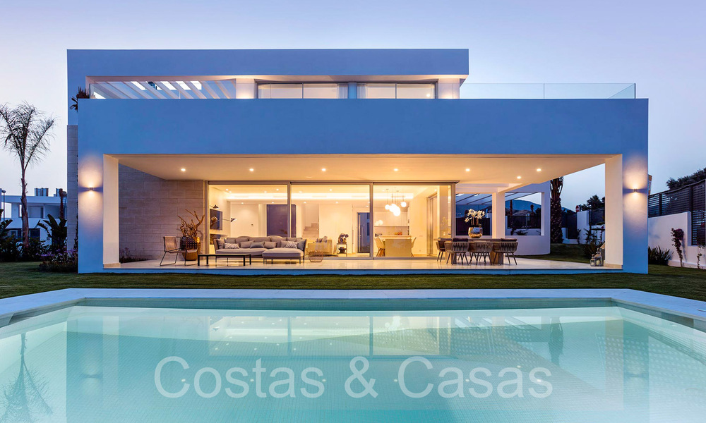 Villa contemporánea de lujo en venta en una urbanización privilegiada y segura en Marbella Este 63833