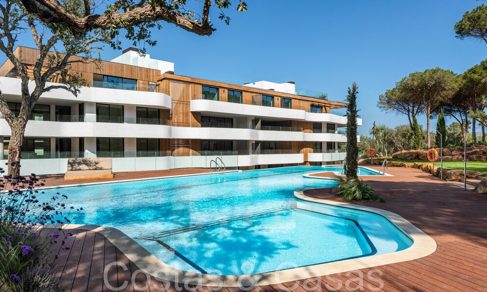 Apartamentos de lujo nuevos y sostenibles en venta en urbanización cerrada de Sotogrande, Costa del Sol 63836