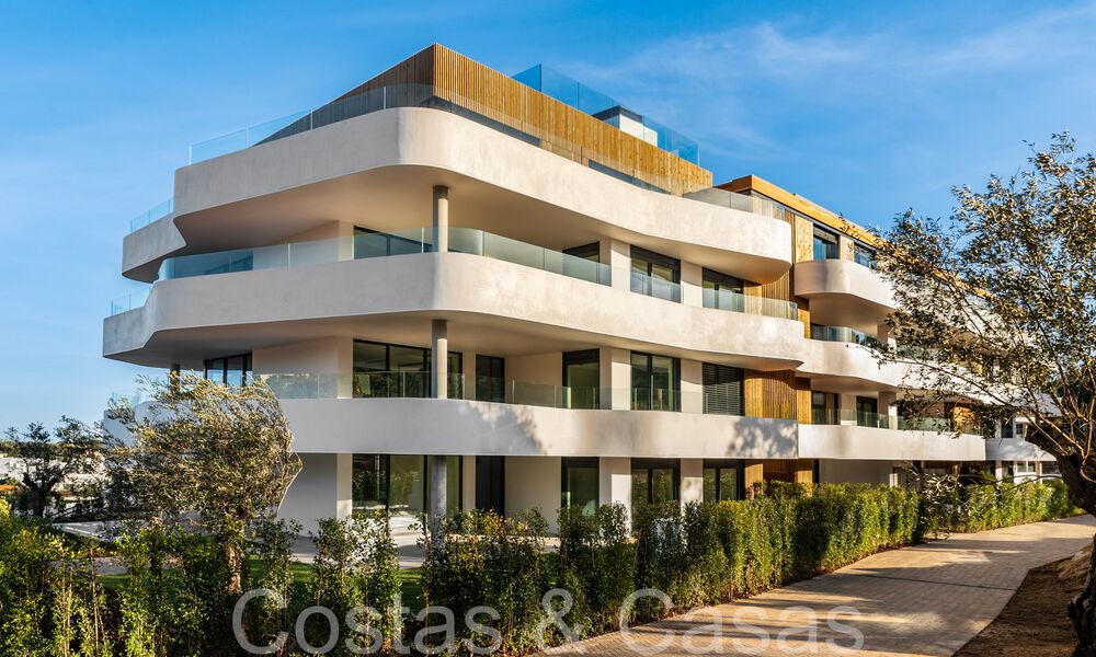 Apartamentos de lujo nuevos y sostenibles en venta en urbanización cerrada de Sotogrande, Costa del Sol 63847